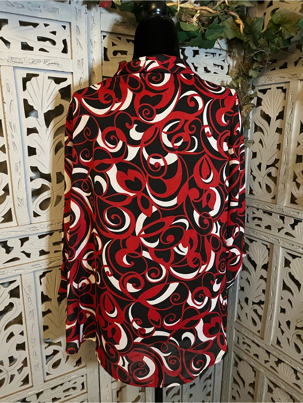 AVENUE ABSTRACT RED BLACK & WHITE FLORAL & SWIRLS DESIGN PLUS SIZE TOP - Picture 7 of 9